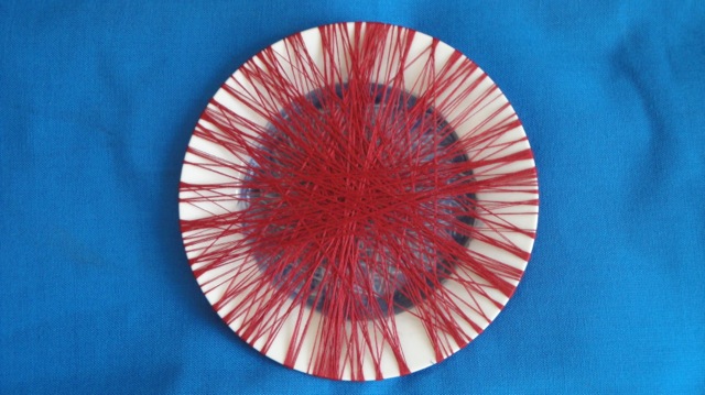 Christina Linaris Coridou, Delfts blauw beschilderd bord an rode zijden draad